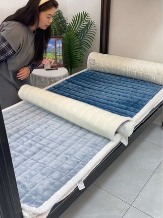 小姐姐说这个牛奶绒床褥#床盖 很暖和很舒服,不掉毛,不起静电,脏了机洗,加绒加厚保暖防滑#牛奶绒床盖 #加绒床褥子 #牛奶绒床褥 #宿舍床褥