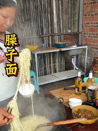 把小棚子装饰一下,用非油炸方便面,简单的做个臊子面,Q弹爽滑,巴适得板!