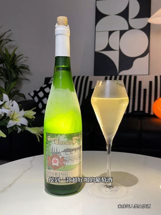 反复喝空瓶!超好喝的葡萄酒~法国进口自由飞翔雷司令半甜白,开瓶就是青苹果、山竹、菠萝的果香,清澈透亮的酒体,入口清清爽爽的!三分甜带着点果酸,一点不涩!配海鲜、配火锅、配甜品,甚至空口喝都巨爽!#半甜白葡萄酒#葡萄酒#强烈推荐#雷司令