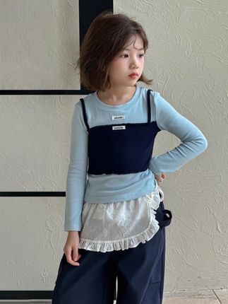 给女儿买了一件非常有设计感的假两件长袖T恤,款式洋气,做工也非常好。穿去学校的时候被好多妈妈追着要链接 。 #生女儿就是用来打扮的 #甜酷风穿搭 #假两件打底衫 #女童穿搭 #女童长袖t恤