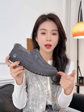 给爸爸的贴心之选来啦~这双亚麻布鞋,满满的都是心意。纯手工缝线,每一针都透着细致,质感那是没话说。牛筋鞋底防滑又耐磨,爸爸出门散步、买菜,走再远的路都稳当。经典的老北京布鞋款式,给爸爸的双脚最舒服的呵护,赶紧给老爸安排上吧!#脚宽脚胖都可以 #防滑耐磨舒适百搭 #休闲鞋 #男鞋推荐 #老北京布鞋