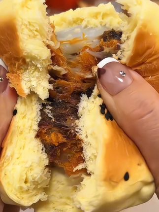 桃李大鼓紫米面包 面包色泽金黄又超级松软,里面满满的馅料,一口下去四重口感,真的好好吃!#桃李 #桃李面包 #肉松紫米大鼓面包 #肉松紫米面包