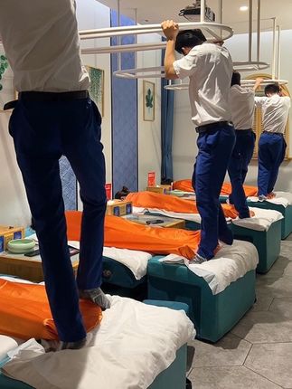 努力是一种生活态度。哪怕起步慢一点、路上绕点弯,只要 方向对了,每一步都有意义。我们的对手,从来不是别人,而是自己。每一次“胜过昨天的自己”,都是人生里最扎实的胜利。#踩背 #强烈推荐 #按摩spa