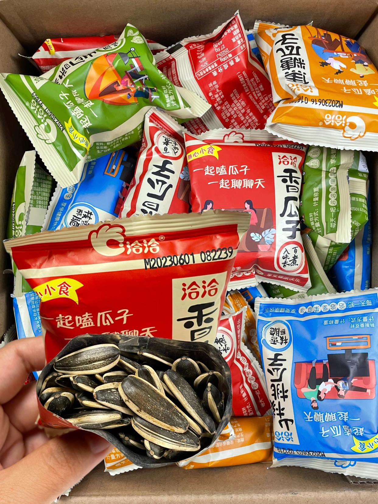 没想到洽洽瓜子也出了小包装!!!四个口味混合装,瓜子又大又饱满,吃着很有存在感小包装也不怕一次吃不完,不用担心受潮!!!出门的时候随手揣几袋,真的是超级方便呀,趁现在活动价格划算,姐们没赶紧囤!!!#洽洽#洽洽瓜子#独立小包装#追剧小零食#零食分享