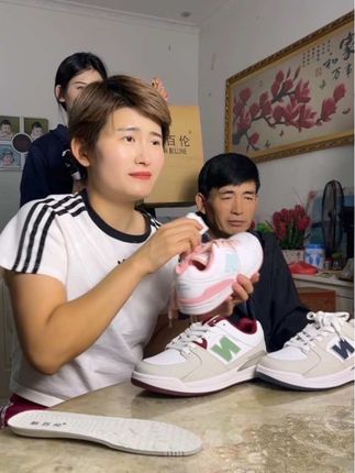 不仅穿着非常舒服,而且还是情侣款 式的,很适合男生女生一起穿出去旅游逛街时候穿哦,免除你的汗脚臭脚