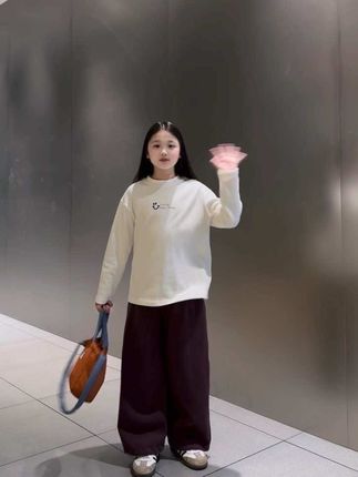 不知道怎么形容她 简单来说 她很调皮 很气人 但更多的是可爱 而我也常常因为有她 感到幸福#我的女孩👧🏻 #今日穿搭