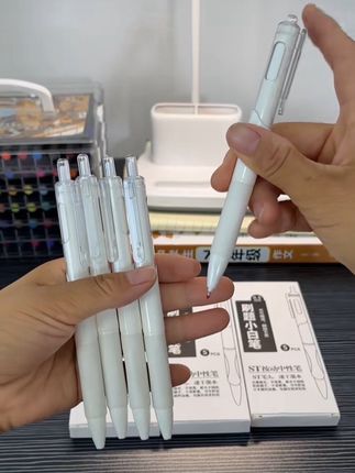 现在网上买中性笔真的便宜又好用,我儿子说学校门口这样的笔就要两三块一根,现在9.9到手四盒足足二十支,真的很划算!速干按动式设计,无论刷题,书写,流畅顺滑,不掉油不断墨,速干不晕染#小白笔#中性笔#开学必备