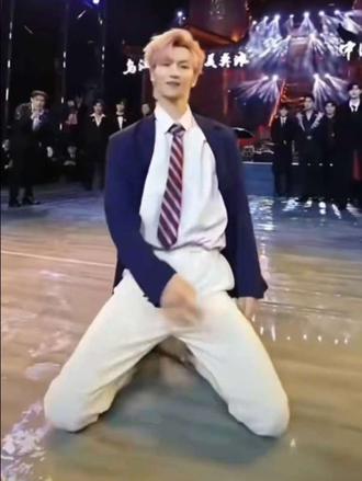 #紫霖 上次从广州回来,就以一个精彩的滑跪惊艳全场,博得龙队好评,#龙浩天妹妹 也赞不绝口。 这个滑跪动作从未在龙浩天直播间出现过,显然是紫霖根据当天湿滑的现场即兴发挥而成,凸显了舞蹈编导专业毕业的紫霖在舞蹈编排方面的才华,同时也拉开了紫霖在酉阳第二季晋升千万男神的序幕。整体来看,爱乐确实实力不俗,为龙浩天直播间持续爆火做出了巨大的贡献。
紫霖的才华在2月底来酉阳后的第一季并不太显山露水,4月归来的第二季才开始全面爆发,尤其是生日后与龙队飚舞,令所有人刮目相看,从此一发而不可收……沉淀还是很有必要的。
5月20日爱乐将返回广州,离开是为了更好的相聚。期待紫霖吐故纳新,养精蓄锐,六月王者归来。#直播 #舞蹈 #社会百态