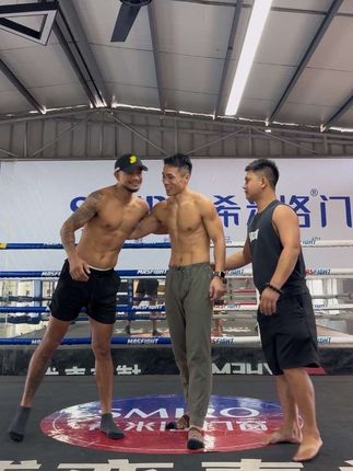兄弟们体重通过,改成了泰拳规则,晚上8点开打。@搏 弈 英 雄