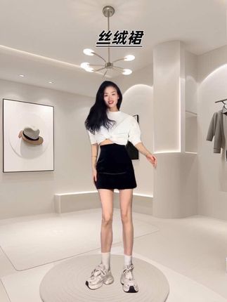 “衣服和人一样先入眼再入心”#丝绒半身裙#防走光#穿搭