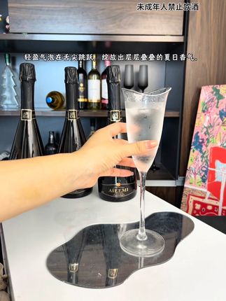 粉金酒液盛于剔透玻璃杯,光影间流转诱人光泽。开瓶“啵”的一声,仪式感拉满。搭配甜品或海鲜,清甜解腻。午后野餐、星空派对,它都是点亮氛围的精灵,让平凡时刻泛起涟漪。 #微醺时刻 #好喝不贵 #喝酒的不一定是坏女人 #酒杯太浅敬不到来日方长 #好喝不贵