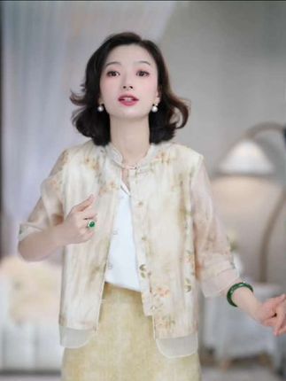 这一件国风真的太美了!它是一件非常精致的小上衣,整件衣服的面料质地非常柔软舒适,而且它的颜色搭配也很漂亮,是那种很淡雅的颜色,穿上身特别显气质。它的版型设计也很独特,采用了中式花瓣领的设计,看起来非常的端庄典雅,喜欢的朋友千万不要错过了!#中式风穿搭 #中式美学服饰 #时尚气质穿搭 #上衣#衬衣