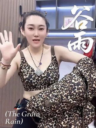 大胸姐妹们是不是还在找合适的内衣?这件内衣真的太懂我们了!它是大胸专用的内衣,可以很好的承托起你的胸部,而且它的面料非常柔软亲肤,穿上就像没穿一样舒服自在。它还能有效的提拉胸部,改善下垂的问题,让你的胸型更加好看,赶紧点击下方链接购买吧!#美背穿搭 #美背背心 #时尚背心 #背心 #新款