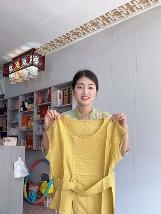 超洋气的小飞袖上衣短袖,纽结收腰的设计贼显腰细,满满的设计感,不挑身材不挑人穿#遮肉显瘦 #收腰衬衫 #谁穿谁好看系列