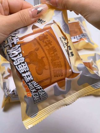 我估计今天全国一半的女生都在抢这个沪上阿姨的水牛奶鸡蛋糕,因为它现在是新品尝鲜价。#零食推荐 #追剧小零食 #零食 #办公室零食