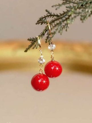 耳饰赛道文案素材 - 这抹正红也太吸睛了吧!红珠饱满有光泽,搭配闪耀水钻,高级感直接拉满日常通勤或约会戴上,气质瞬间up #礼物 #耳环 #耳饰 #红色系 #美出高级感 - 无瑕饰品作品