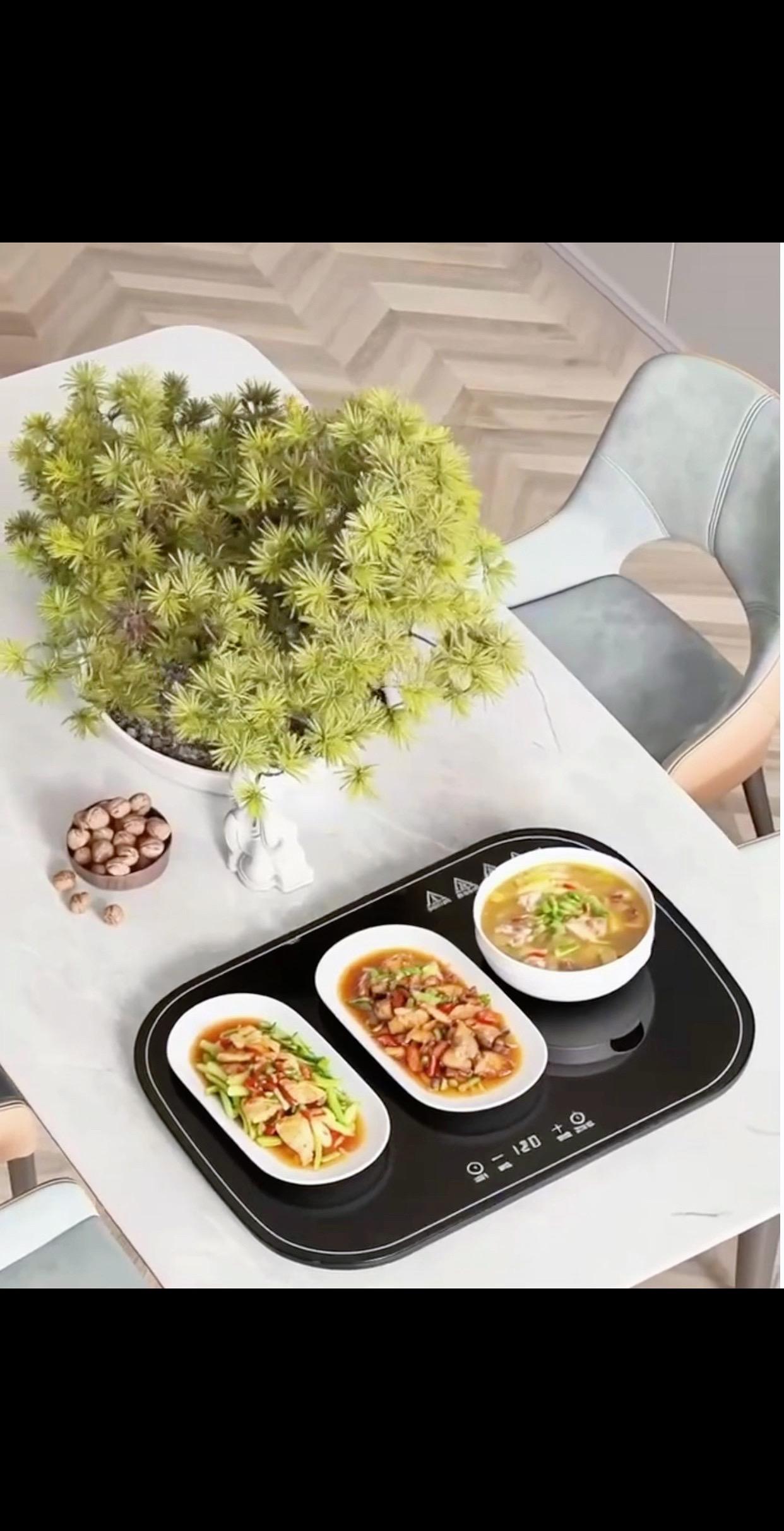 我婆婆买的这个暖菜板啊,就是为了让我回家能吃口热乎饭,饭菜放在上面几个小时还是热腾腾的,再也不用反复热菜,麻烦又影响口感了。多功能的选择。平时温奶、暖茶都可以,我婆婆还经常用它来发面,玻璃面板耐刮耐磨,好打理,还可以放好几个菜,赶紧试试看吧!#暖菜宝暖菜板 #保温 #暖菜板神器 #必备