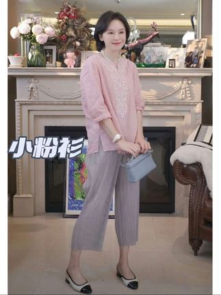 100高支苎麻小粉衫,是摩羯藏在极简里的温柔   7.3万针立体包针刺绣藏着细无声的精致 夏天穿它像裹着带风的云朵 利落线条掐得出摩羯的冷静骨相 粉调又偷偷泄了点不轻易示人的软   #摩羯座穿搭 #高支苎麻 #立体刺绣小衫 #极简高级感 #夏季温柔风