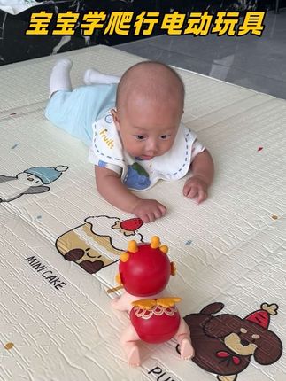 努力学爬的小宝宝,幸好给他安排了学爬行小玩具,自己每天学的可认真了!#婴儿玩具 #带娃神器 #哄娃神器