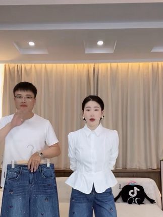 深蓝刺绣樱桃烫钻秋季女牛仔裤梨型身材筒喇裤设计感时尚甜辣风#牛仔裤搭配 #显瘦遮肉 #高级穿搭 #显高显瘦穿搭 #时尚穿搭