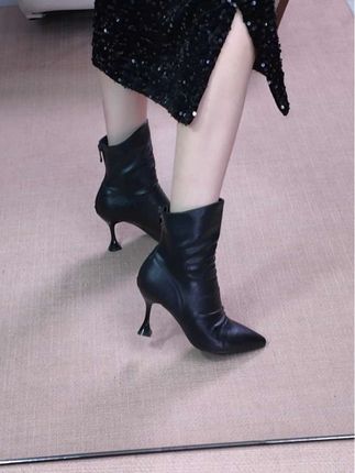 很有气质的黑色高跟靴子!#气质女人 #高跟鞋 #脚宽脚胖都可以 #穿出自己的风格 #软底软面穿上超舒服