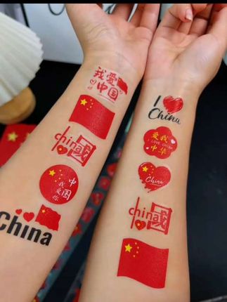 国庆装饰贴纸来啦,抽卡式的用起来很方便,防水防汗的材质,国庆出游打卡仪式感拉满#国旗贴纸脸贴 #国庆装饰贴纸#好物推荐