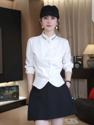 这件白色衬衫,绝对是衣橱里的百搭王炸,立领设计超显气质,精致的珠链领口镶边,细节控们太爱了#穿出高级感 #早秋新款 #百搭衬衫 #气质穿搭 #谁穿谁好看系列