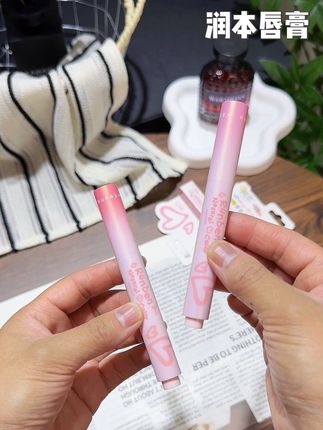 妈妈们听劝,不要等孩子舔嘴巴起皮了,才想起来给孩子涂润唇膏,润本这个专为小朋友设计的淡彩唇膏,不仅是一支润唇膏,还是一支小口红,拿到手小公主真的太喜欢了#润唇膏 #平价好物 #儿童润唇膏 #润本