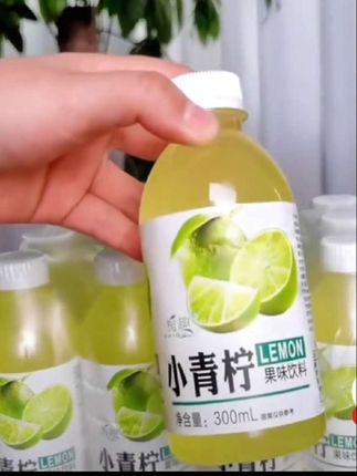 夏天来一瓶小青柠果汁饮料也太爽了吧,酸酸甜甜的,里面还添加了青柠浓缩汁,好喝还能补充维C#小青柠汁饮料 #青柠 #好喝不贵 #夏日必备 #维生素c