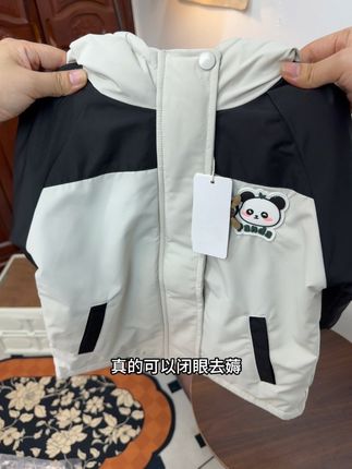 秋冬孩子上学出去玩耍穿这种加绒冲锋衣太合适了,款式洋气百搭,防风又暖和,好看还不贵,这个价闭眼冲 #高品质童装 #棉衣棉服 #冲锋衣外套 #加绒保暖#加绒外套