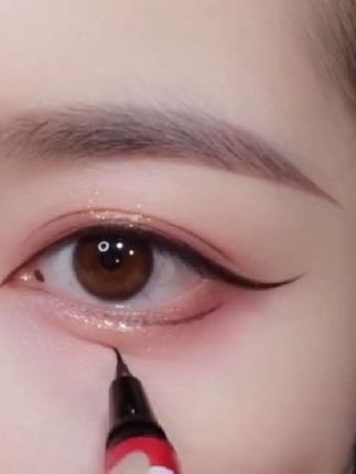 别犹豫啦!真不愧是化妆师安利的#眼线笔 !丝滑流畅真的真的巨好用,轻轻松松勾勒眼线,姐妹们闭眼入手!#防水眼线笔 #眼线液笔 #彩妆分享