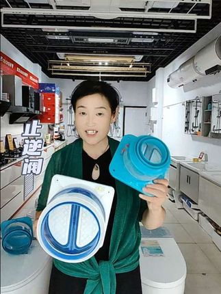 贴完瓷砖就可以安装油烟止逆阀了。油烟止逆阀要提前准备好了。买油烟机不送的配件要记住,不然安装油烟机的师傅装一个幺三八,你还不得不买。提前买好,省下的钱买垫猪肉不香吗?挑选油烟止逆阀,注意这三点,选择abs材质,耐高温,在辅食不挂油。二、选择通用口径,不管什么烟机都能用。三、接点水测试一下密封性,连水都不漏,密封效果才好#止逆阀 #烟机止逆阀