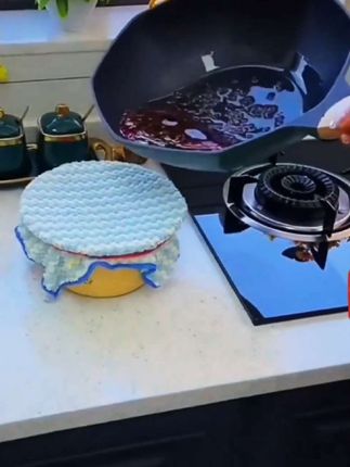 这款厨房必备的不锈钢油壶,坚固耐用,宽口设计,倒油轻松便捷。内置过滤网,炸制完毕后可轻松过滤油质,保持清洁。油壶倒油流畅,不留残油,瓶口干净整洁。附赠防尘塞,实用性强。