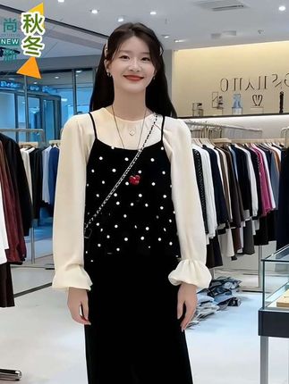 “姐妹们看过来!2025秋季新款三件套太绝啦~温柔杏色长袖衬衫+波点吊带+高腰半身裙,一套穿氛围感拉满,分开搭也很出彩。面料舒服又显瘦,不管是通勤还是约会都超合适,现在入手一套才138,性价比直接拉满,早秋穿搭选它准没错!”#穿搭 #通勤穿搭万能配色公式 #奔向户外穿搭要帅 #整个时尚圈都在等入chill #秋冬穿搭新鲜感在线