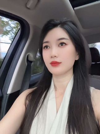 哪有年纪轻轻就心性成熟通透的,你所看到的一切坦荡和释然,不过是经过亲情的漠视,友情的虛伪和缘分的聚散,才换得些许平静。吃亏和吃饭一样,吃的多了就成长了,沉默不是无话可说,而是历经千帆后,终于听懂了自己的声音。