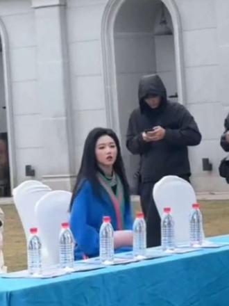 来看新鲜的雨婷#岳雨婷#拍摄现场#直播录屏分享 #危楼之上#路透花絮 #危楼之上 #拍摄现场