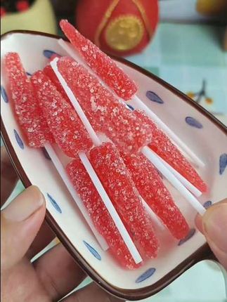 儿时的味道你还记得吗?就是这个外形长的像辣椒的糖果,满满的童年回忆#这也太好吃了 #糖果 #小时候的味道你们还记得吗 #小辣辣糖 #超好吃