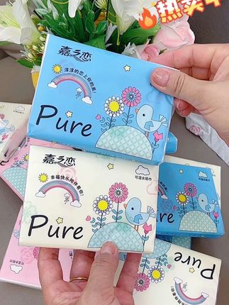 这满满一桌的抽纸真的太划算了,每一包都印着可爱的卡通图案,不仅好看还特别实用!它可不是那种迷你小小包的,每包都很厚实,而且还是原生木浆制作的,可以放心用。纸张超级柔软亲肤,怎么揉搓都不会掉屑,还是五层加厚的,遇到水也不会破,赶紧多囤几箱吧!#抽纸#迷你抽纸#印花抽纸#干湿两用#五层加厚