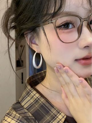 琥珀流光色系的穿搭当然要配一个亮色的耳饰, 给整体的穿搭增加亮点#耳饰 #耳圈 #白色耳圈 #耳环 #秋天第一杯琥珀流光