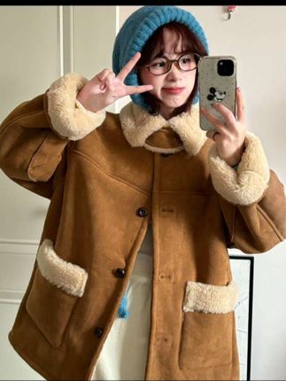 这波冬日宝藏外套直接封神!焦糖棕麂皮+奶fufu羊羔毛的双面穿设计,一面是复古松弛感,翻面秒变软萌毛绒系,一件承包两种风格!搭配浅色系内搭+同色系毛线帽,甜妹氛围感直接焊在身上~保暖又耐看,日常出街、宅家自拍都巨上镜,性价比直接拉满! #双面穿外套yyds #冬日甜妹穿搭 #复古松弛感 #羊羔毛氛围感 #一衣两穿宝藏款