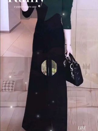 姐妹们,这条裤子真的太绝了,它是这种宽松阔腿的版型,上身只有裤型没有腿型,而且它还是高腰的设计,能够很好的拉长我们的身材比例,显得我们又高又瘦。重点是它的面料超级柔软舒服,穿上就像没穿一样轻松自在,不管是上班通勤还是日常逛街,都非常的合适。喜欢的姐妹们赶紧点下面连接购买吧!#时髦穿搭 #日常穿搭 #穿出你的自信与美丽