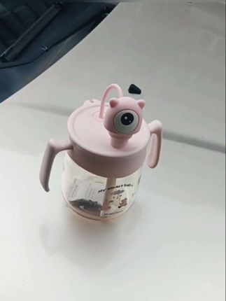 家里有小宝宝的注意了,这个儿童牛奶杯真的太好用了!它是耐摔耐用的材质,而且容易清洗,可以用来喝热水热奶,它采用软硅胶吸嘴的设计,让宝宝轻松吸水;同时还有防漏技术,倒置也不会漏水。这么好的杯子,还不赶紧给你的宝宝入手一个试试吧!
