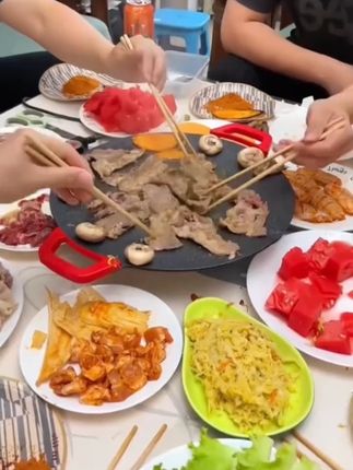 有了这个多功能电考盘,谁还去店里吃烧烤呀啊,自己在家做,干净卫生又实惠,关键它受热均匀,还不粘锅,不管是烤肉还是烤蔬菜,都能轻松搞定,还不粘锅,用完轻轻一擦就干净了,平时用来做个早餐也很合适,家里备上一个,随时都能享受美食#多功能电考盘 #麦饭石不粘锅 #家庭烤肉 #在家也能实现烤肉自由 #一起吃烤肉的快乐
