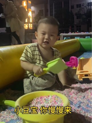 #车祸失去妈妈#思念妈妈#姑姑带娃 熟悉的广场,妈妈以前总带豆豆来.