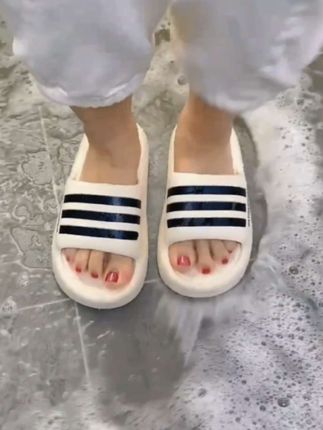 #凉拖鞋 姐妹们你们要的经典三条杠时尚百搭情侣凉拖鞋来了,怎么搭都好看,洗衣做饭能穿,外出能穿 #夏季凉鞋 #软底软面穿上超舒服 #情侣拖鞋#防滑耐磨