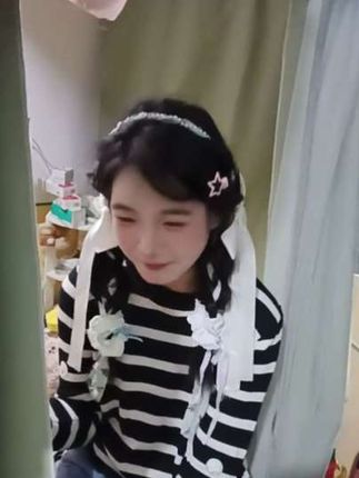 二臂董涵冰,说好陪我吃饭的结果一觉睡到下午,发到网上网暴一下#大一 #大学宿舍 #女大学生