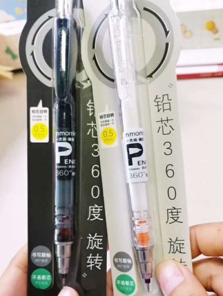 办公室,学生用都超顺手的铅芯自转笔,不易断,铅芯均匀磨损写出来的字更漂亮!现在买一支送一支,还送一盒铅芯和一个橡皮#无限回购的宝藏单品 #学习用品 #文具推荐 #开学必备 #自动铅笔