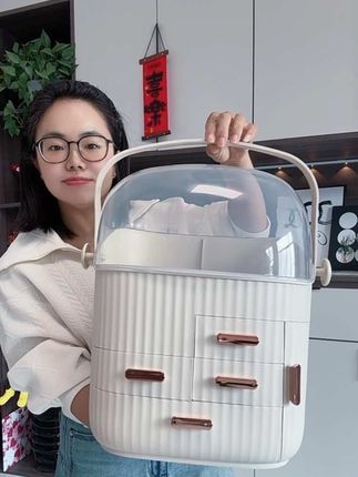 梳妆台上老是乱七八糟的,几天不打扫还落一层灰,这个#收纳盒 就特别好,不仅颜值高容量大,大大小小的都能装下,还带防尘盖,有了它桌面干净整洁,看着舒服多了~#收纳盒 #收纳整理#化妆品收纳盒#手提化妆品收纳盒