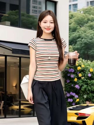 2025夏季必入的戈缕#条纹正肩短袖T恤 来啦!正肩设计精准修饰肩部线条,轻松告别溜肩窄肩,小个子也能穿出气场。#夏季穿搭 #时尚减龄穿搭 #戈缕短袖t恤 #谁穿谁漂亮