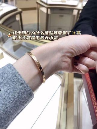 不是卡家买不起!而是钛钢更有性价比!替你们试过啦洗澡不掉色!同事都以为真的哈哈#手镯 #首饰佩戴 #精致女人必备